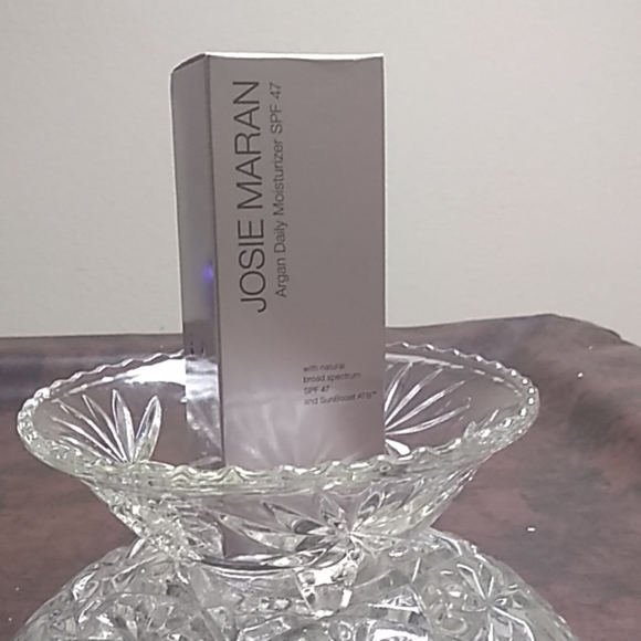 Josie Maran Daily Moisturizer - Picture 2 of 4
